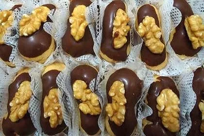 Mini Bomba de Chocolate Decorada com Nozes Mini Bomba de Chocolate Decorada com Nozes