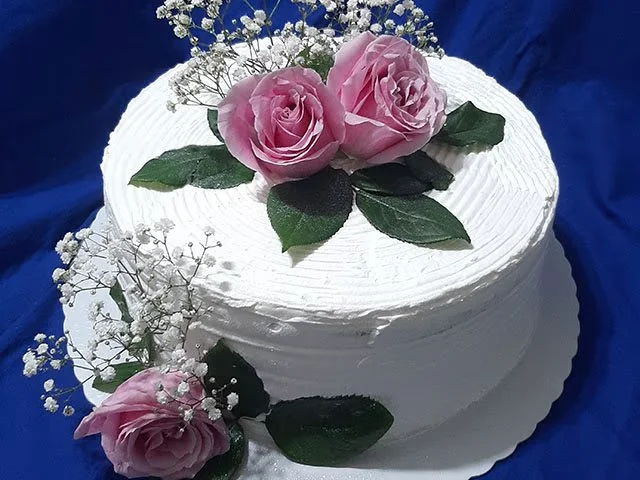 Bolo Branco Decorado com Rosas