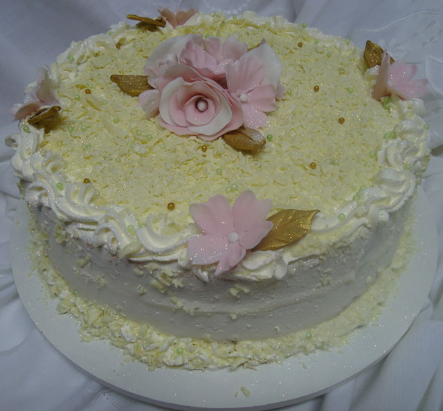 Bolo Branco Decorado com Flores de Pasta Americana