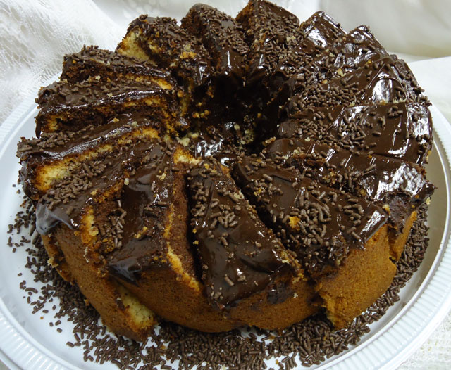 Como fazer bolo de chocolate?  Bolos e doces, Bolos caseiros, Fazer bolo  de chocolate