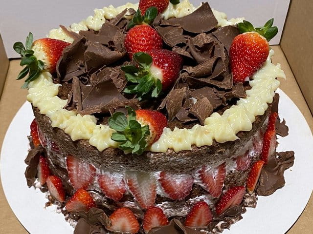 Bolo de Chocolate Decorado com Morangos e Creme