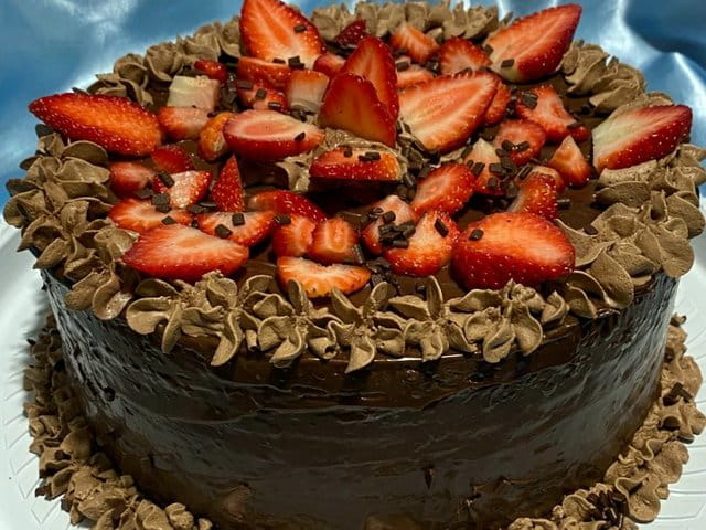 Bolo de Chocolate com Morangos