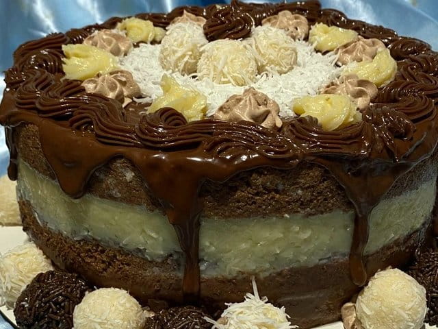 Bolo de Chocolate com Brigadeiro e Beijinho