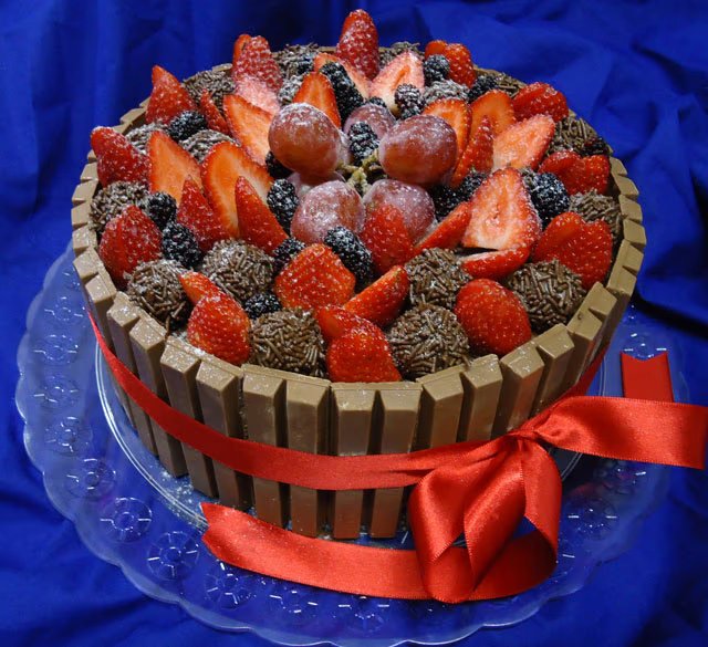 Bolo de Chocolate com Morangos e Brigadeiros