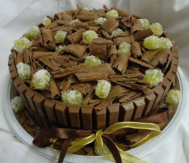 Bolo de Chocolate Decorado com Uvas e KitKat