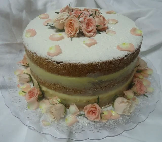 Bolo Naked Cake Decorado com Rosas Naturais