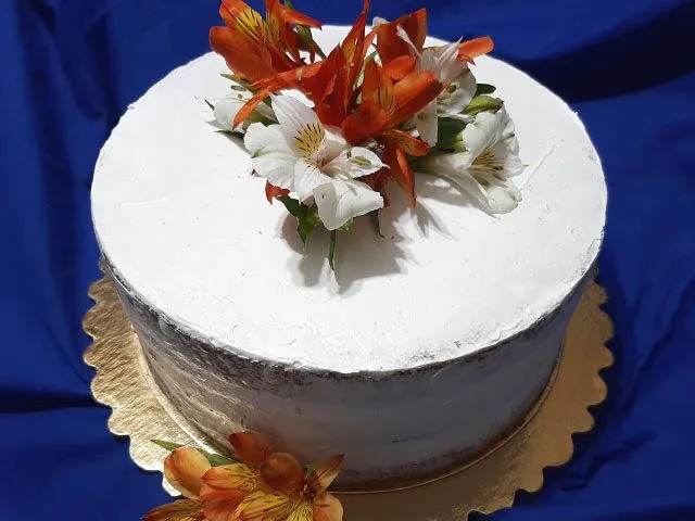 Bolo Naked Cake Decorado com Flores Naturais