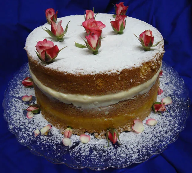 Bolo Naked Cake Decorado com Rosas Naturais