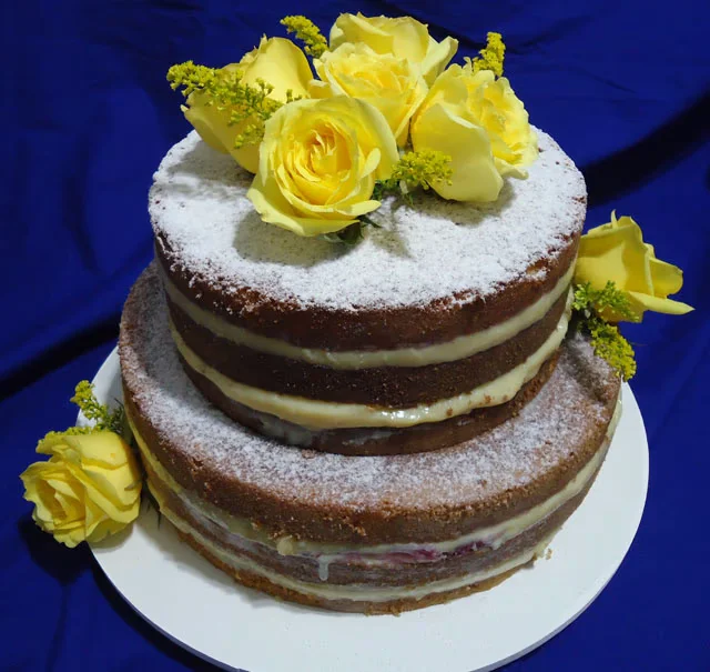 Bolo Naked Cake Decorado com Rosas Naturais