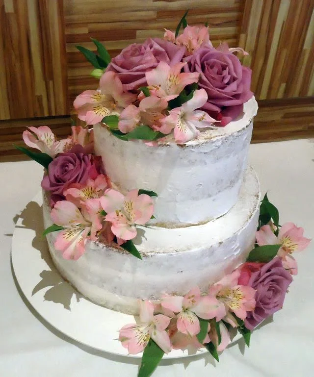 Bolo Naked Cake Decorado com Flores Naturais