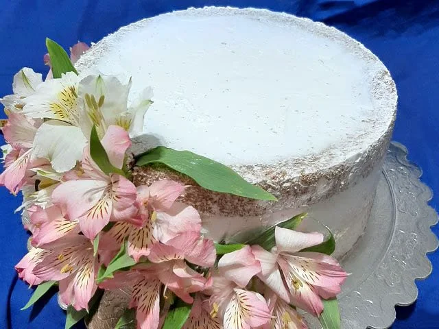 Bolo Naked Cake Decorado com Flores Naturais