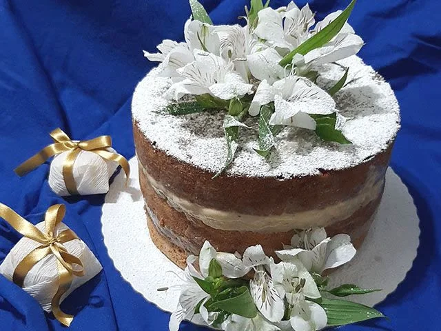 Bolo Naked Cake Decorado com Flores Naturais