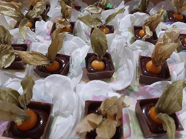 Doces Finos Caixinha de Chocolate com Trufa e Physalis