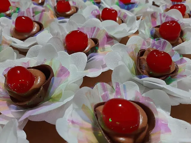 Doces Finos Caixinha de Chocolate com Mousse de Chocolate e Cereja